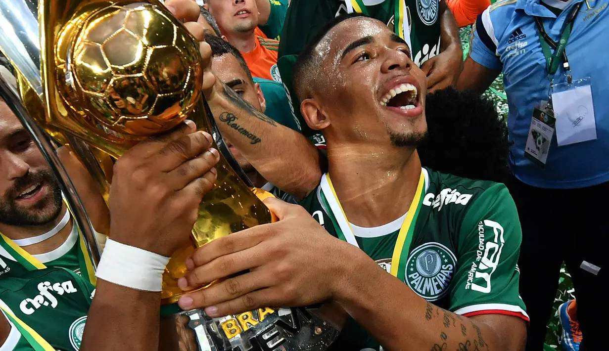 Bulan Januari ini penyerang Palmeiras, Gabriel Jesus, akan mulai bergabung dengan klub Liga Inggris, Manchester United. Pemuda 19 tahun asal Brasil itu sudah dibeli City sejak Agustus lalu dengan harga 27 juta poundsterling. (AFP/Nelson Almeida)