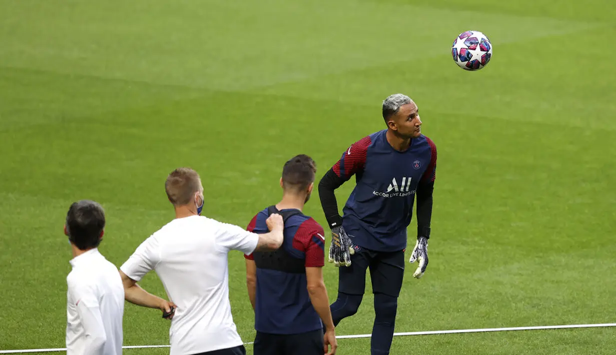 Kiper PSG, Keylor Navas saat mengikuti sesi latihan di stadion Luz di Lisbon, Selasa (11/8/2020). PSG akan bertanding melawan Atalanta pada perempat final Liga Champions di stadion Da Luz, Lisbon, Portugal. (Rafael Marchante/Pool via AP)