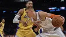 Pemain New York Knicks, Kristaps Porzingis (kiri) mencoba melewati adangan pemain Lakers, Kyle Kuzma pada lanjutan NBA basketball game di Madison Square Garden, New York, (12/12/2017). knicks menang 113-109. (AP/Andres Kudacki)