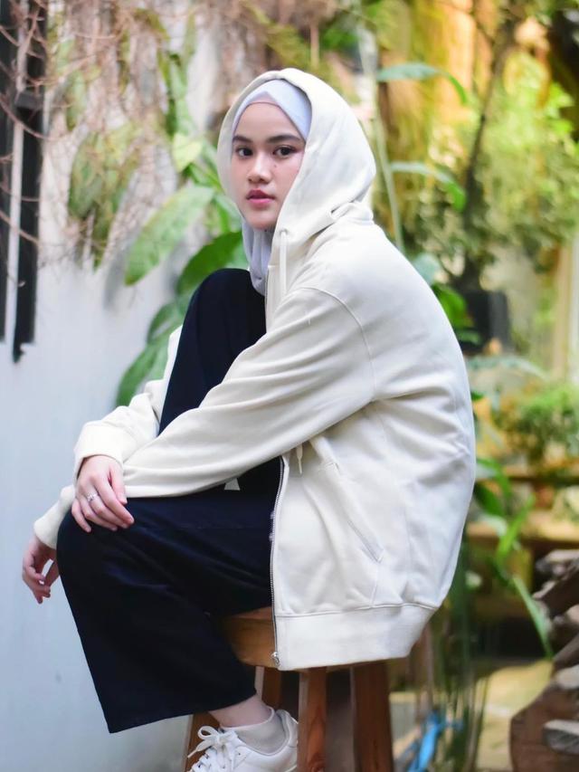 7 Pemotretan Uty Bonita Eks JKT48 dengan Berbagai Tema Ini Menawan