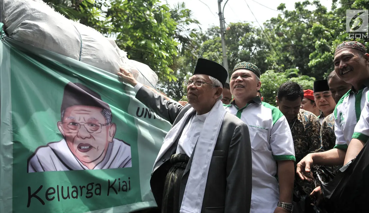 Calon Wakil Presiden nomor urut 01 Ma'ruf Amin meninjau truk yang mengangkut logistik bantuan untuk korban gempa dan tsunami di Sulawesi Tengah dari salah satu kelompok relawan di Rumah Situbondo, Jakarta, Minggu (7/10). (Merdeka.com/Iqal S. Nugroho)