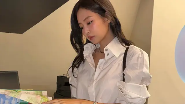 Simpel tapi Bernilai Fantastis, Gaya Smart Casual Jennie BLACKPINK Bukti Ia Selalu Jadi Human Chanel