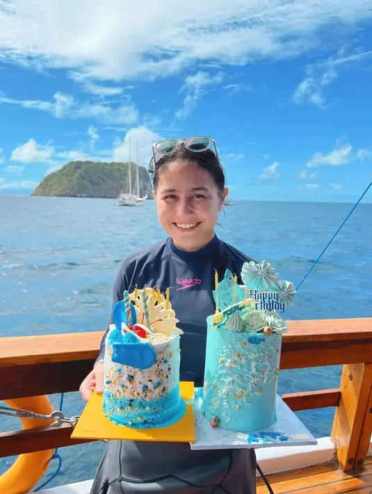 Dalam momen ulang tahunnya ke 27 ini Prilly mendapat kue ulang tahun yang unik. Kuenya dihias dengan nuansa biru seperti tema laut dan kerang-kerang. Momen ini menuai banyak sorotan dan ucapan selamat serta doa dari para penggemar dan selebriti. (Liputan6.com/IG/@prillylatuconsina96)
