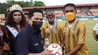 Menteri BUMN Erick Thohir menonton secara langsung pertandingan sepak boleh putra PON XX Papua pada Minggu (3/10/2021). (Dok Istimewa)