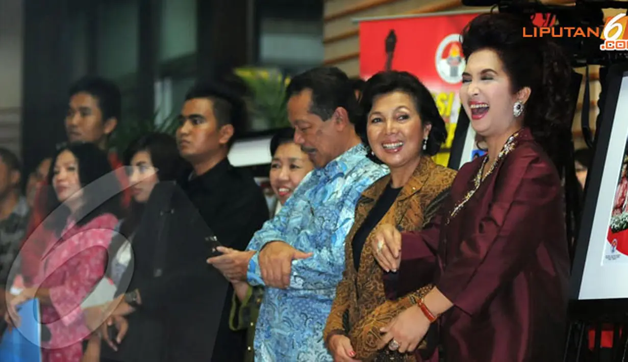 Ketua KOI Rita Subowo (kedua dari kanan) terlihat hadir dalam perayaan setahun Roy Suryo menjabat sebagai Menpora yang digelar di Kemenpora Jakarta (Liputan6.com/Helmi Fithriansyah)