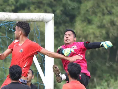 Pemain Persija Jakarta, William Pacheco (kiri), menyundul bola saat dihadang kiper Villa 2000 di Lapangan POR Pelita Jaya, Sawangan, Sabtu (23/4/2016). (Bola.com/Nicklas Hanoatubun)