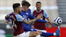 Bek West Ham United, Ryan Fredericks (kiri) berebut bola dengan gelandang Chelsea, Mason Mount dalam laga lanjutan Liga Inggris 2020/2021 pekan ke-33 di The London Stadium, London, Sabtu (24/4/2021). West Ham kalah 0-1 dari Chelsea. (AFP/Alastair Grant/Pool)