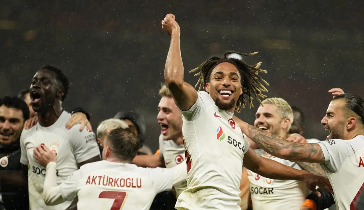 Para pemain Galatasaray melakukan selebrasi usai memenangi laga matchday 2 Grup A Liga Champions 2023/2024 saat menjamu Manchester United (MU) yang dihelat di Old Trafford, Rabu (4/10/2023) dini hari WIB. (AP Photo/Dave Thompson)