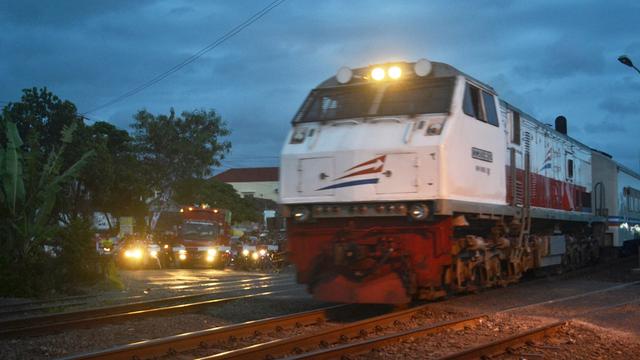 Kereta api melintas di Perlintasan Kereta Sidareja, Cilacap, Jawa Tengah. (Foto: Liputan6.com/Muhamad Ridlo)