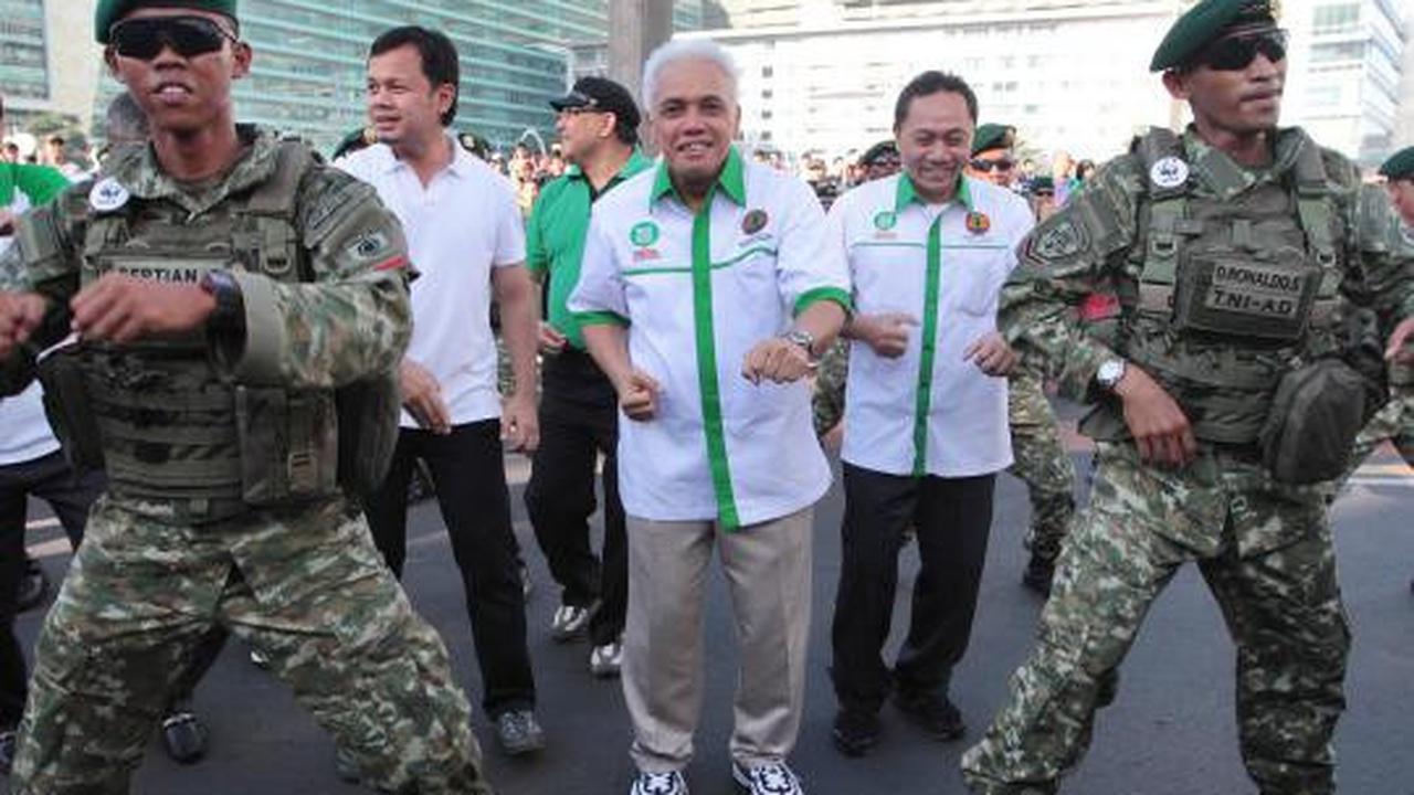Baret hijau goyang 'flashmob' di Bundaran HI