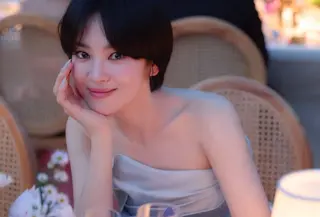 Wajahnya dipulas makeup minimalis effortless dan berfokus pada full eyeliner dan lipstik nude natural [@kyo1122]