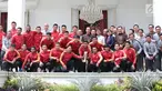 Presiden Joko Widodo (Jokowi) berfoto bersama pemain dan ofisial Timnas U-22 Indonesia di Istana Merdeka, Jakarta, Kamis (28/2). Timnas Indonesia U-22 baru saja mengharumkan nama negara, usai menjuarai Piala AFF U-22 2019. (Liputan6.com/Angga Yuniar)