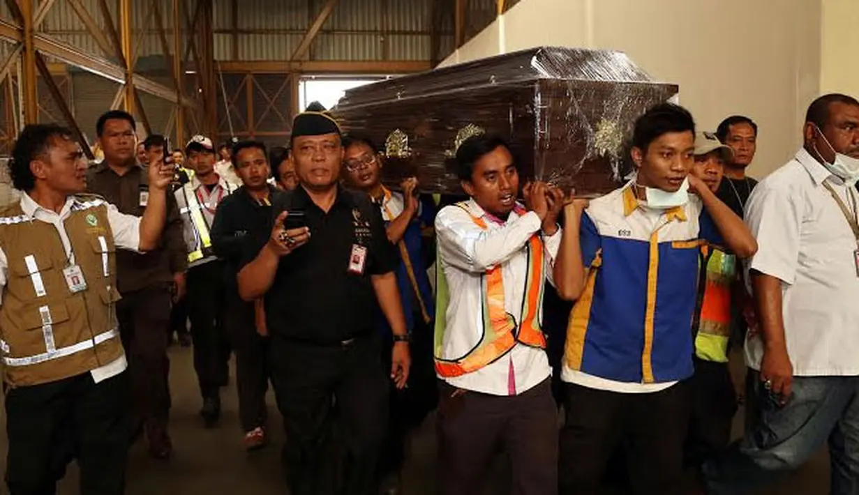Tim pun langsung mengangkut peti mati Olga Syahputra untuk ditempatkan di tempat yang disediakan. (Foto: Muhammad Akrom Sukarya)