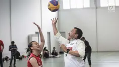 Menpora Imam Nahrawi berupaya melewati hadangan lawan saat bermain basket di GOR Istana Kana, Jakarta, Jumat (12/1). Menpora mengunjungi Pelatnas Asian Games 2018 cabang olahraga basket untuk meninjau kesiapan para atlet. (Liputan6.com/Faizal Fanani)