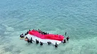 Bendera merah putuh, dibawah oleh 20 penyelam untuk dikibarkan dibawah laut Tanjung Kajuwulu. (Liputan6.com/ Dionisius Wilibardus)