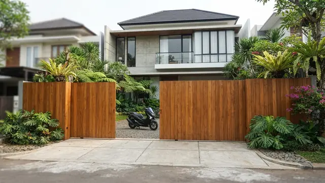 Model Pagar dengan Gerbang Kayu yang Terlihat Natural