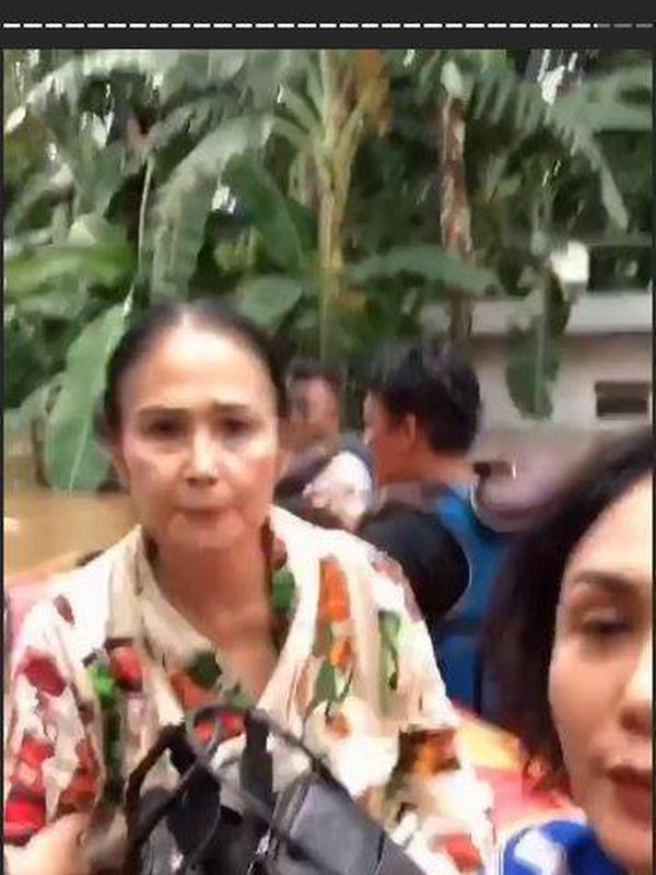 Momen Evakuasi Ibunda Yuni Shara saat Banjir, Mengungsi ke Tempat yang Aman (sumber:Instagram/@yunishara36)