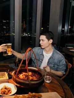 Dua bintang K-pop ternama, MINGYU dan VERNON dari SEVENTEEN, berkesempatan menikmati keindahan ini secara langsung. (foto/dok: PLEDIS Entertainment dan Hong Kong Tourism Board)