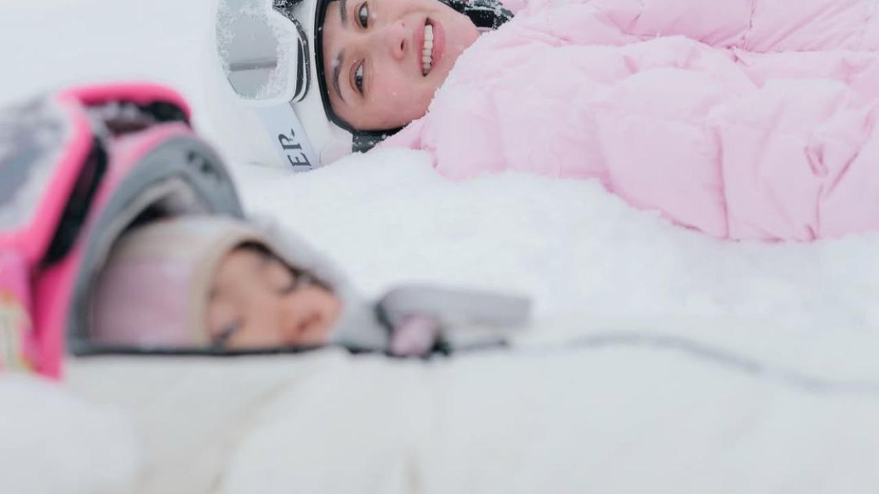 9 Potret Momen Hangat Shandy Aulia dan Claire di Dingin Salju Jepang