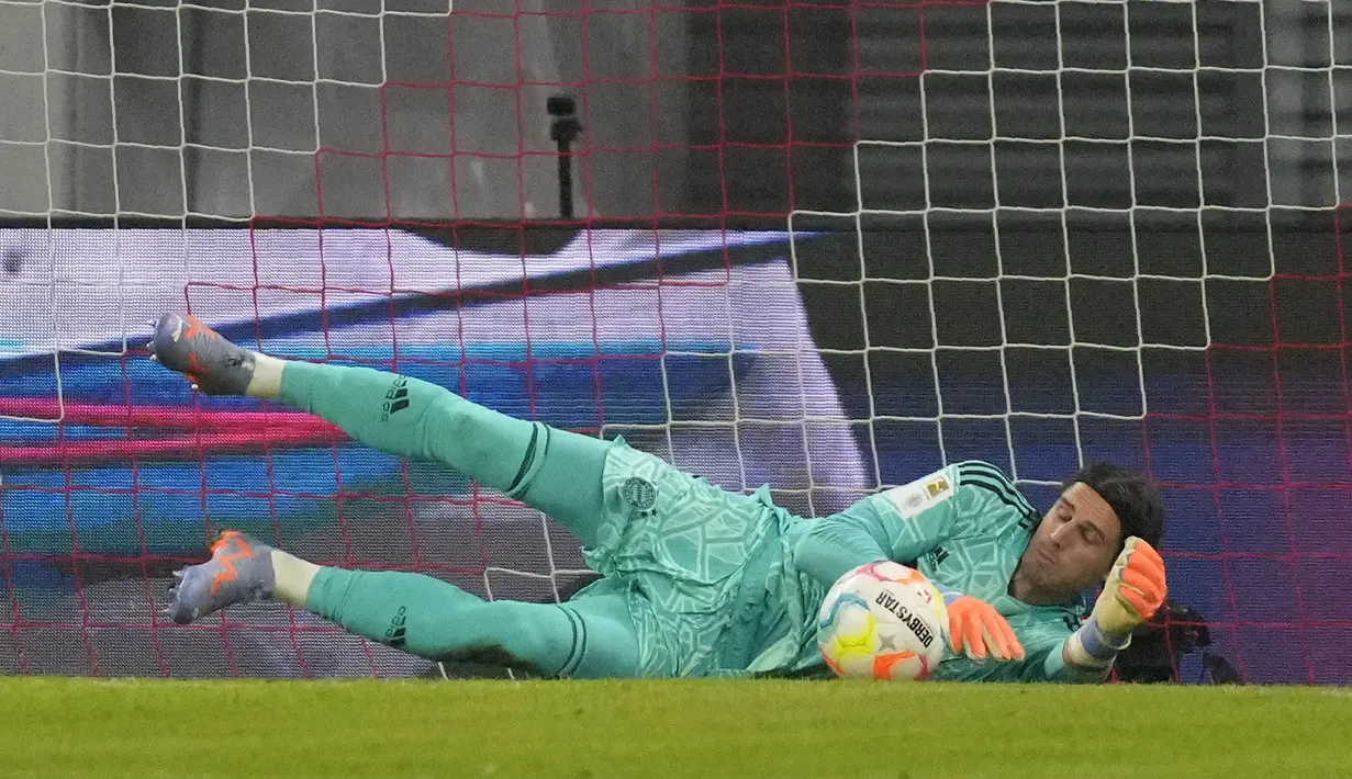 Kiper Bayern Munchen, Yann Sommer menangkap bola saat melawan RB Leipzig pada laga Bundesliga di Stadion Red Bull Arena, Sabtu (21/1/2023). Bayern Munchen langsung memainkan kiper barunya Yann Sommer yang baru 3 hari bergabung, menggantikan kiper utama Manuel Neuer. (AP Photo/Matthias Schrader)