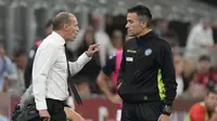 Massimiliano Allegri melakukan protes pada wasit di laga pekan ke-3 Serie A antara AC Milan vs Bologna -&nbsp;AP Photo/Luca Bruno