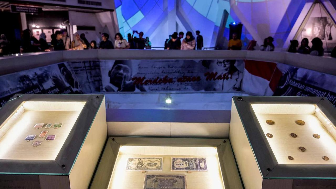 FOTO: Keseruan Pengunjung Menjelajah Malam di Museum 10 November