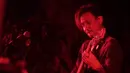 <p>Tanpa menunggu lama, unggahan Vincent Rompies di akun Instagram-nya langsung ramai diserbu penggemar. Mereka akui seakan terbius melihat aksi-aksi Vincent di atas panggung sambil memainkan alat musik. (Instagram/vincentrompies)</p>