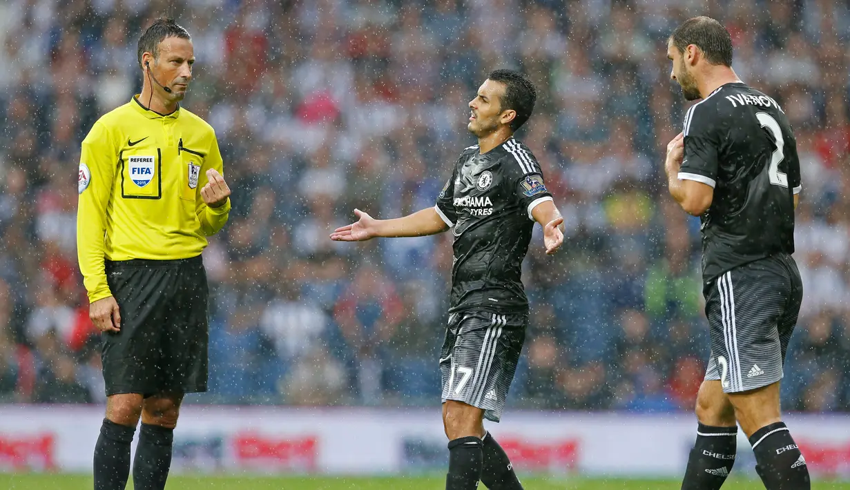 Pedro Rodriguez tampak mempertanyakan keputusan wasit saat laga Chelsea melawan WBA di Stadion The Hawthorns, Inggris, Minggu (23/8/2015). Pada laga itu Pedro menyumbang satu gol dan assist. (Reuters/ Suzanne Plunkett)