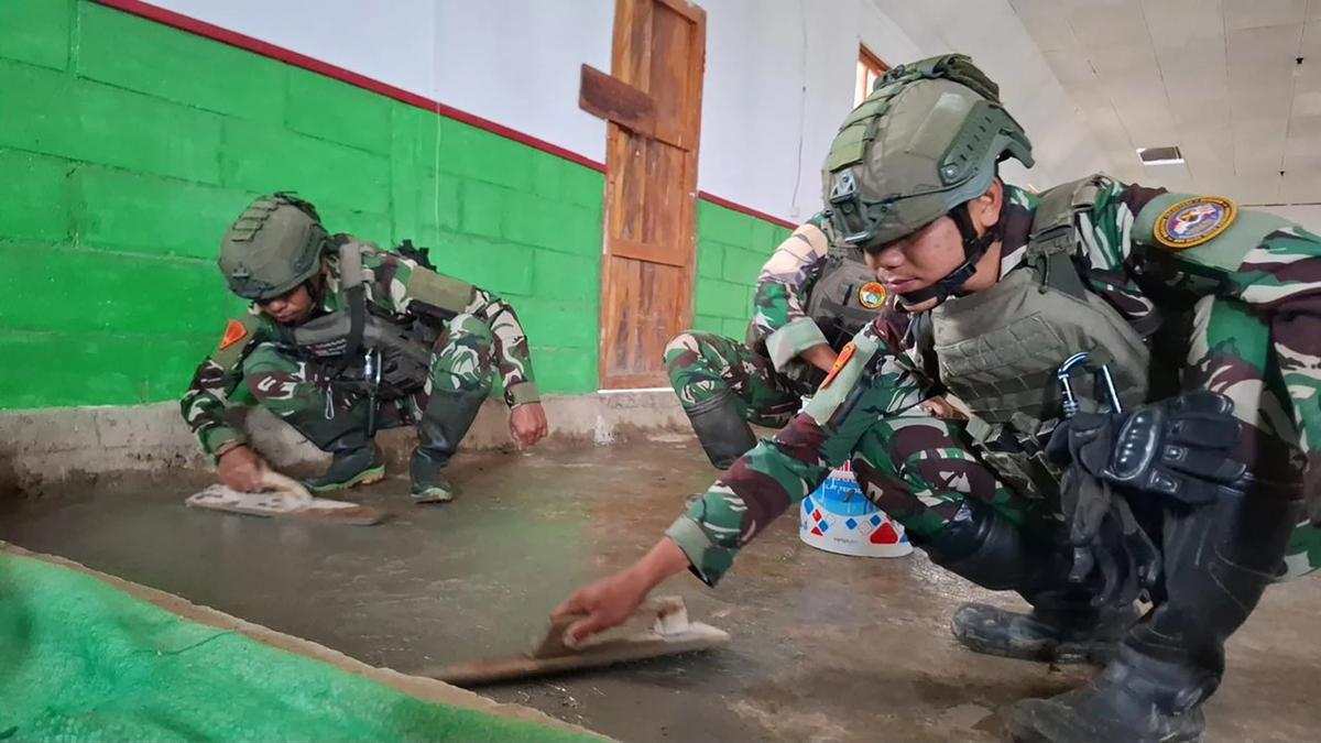 FOTO: Aksi Marinir Renovasi Gereja di Paniai Papua Jelang Natal 2025
