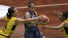 Aksi pemain Merpati Bali, Tania Rasidi melewati adangan dua pemain Tenaga Baru Pontianak pada laga Srikandi Cup 2018 di GOR Lokasari, Jakarta, Rabu (21/3/2018). Merpati Bali menang 61-37. (Bola.com/Nick Hanoatubun)
