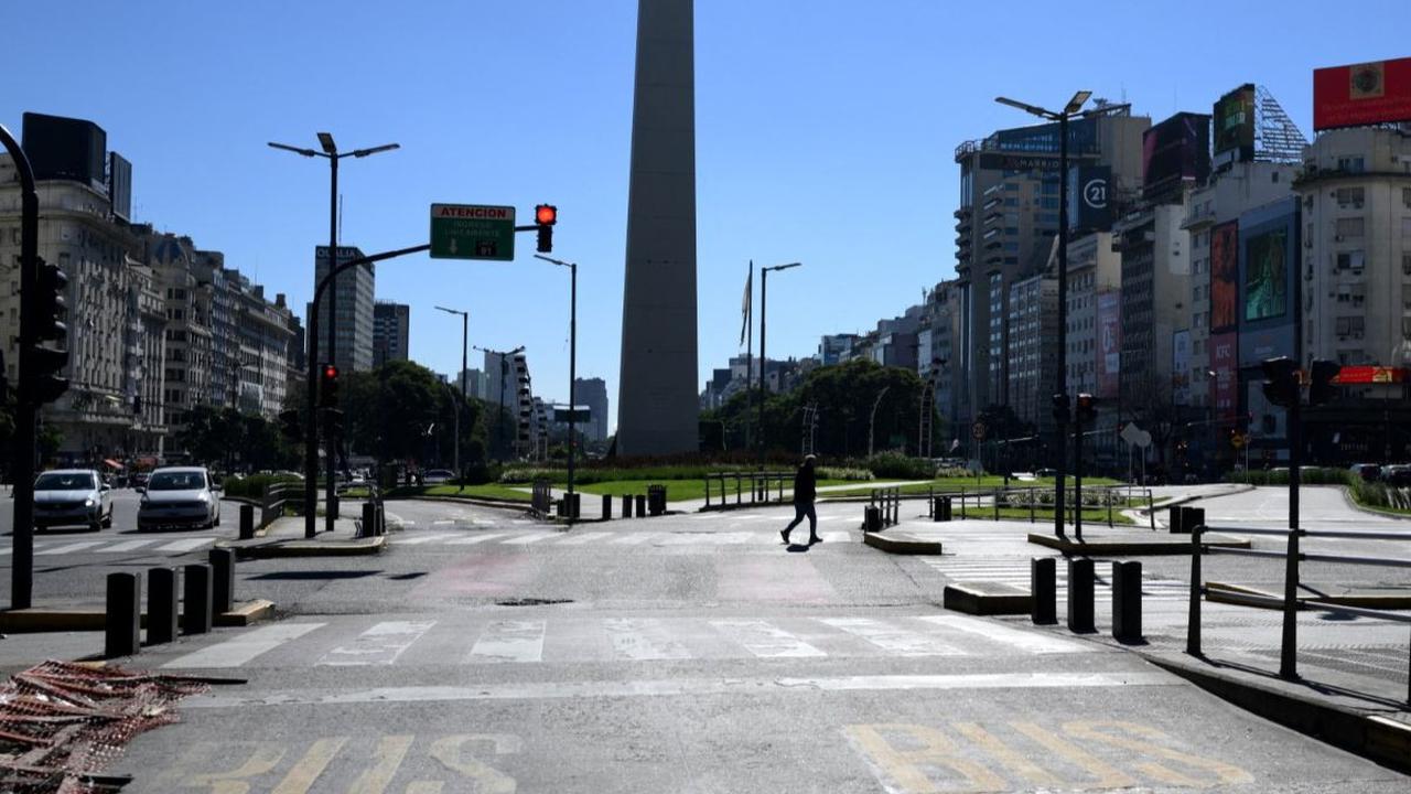 Seorang warga menyeberangi jalanan sepi di dekat Monumen Obeliks, Buenos Aires, Argentina, pada Kamis (9/5/2024). Buenos Aires menjelma bak kota mati ketika&nbsp;serikat buruh Argentina menyerukan aksi mogok massal kepada para pekerja di berbagai sektor. 