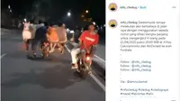 Jangan Dicontoh, Sekelompok Remaja Berboncengan Gunakan Bangku Panjang
