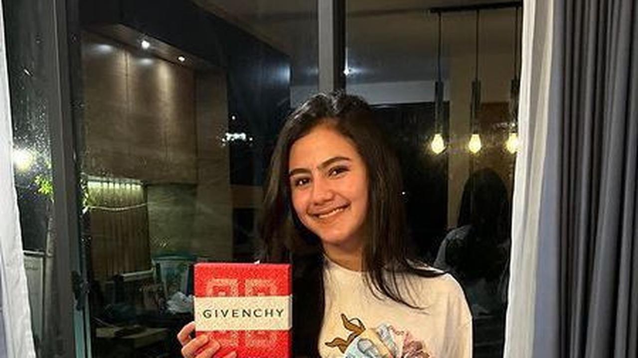 Di momen perayaan ulang tahunnya ini, Andi Viola juga tampil cantik dengan wajah polos.