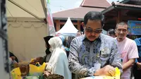 Penjabat Gubernur Jawa Tengah, Komjen Pol (P) Nana Sudjana AS, MM, memantau gerakan pangan murah di di Kecamatan Pasar Kliwon.
