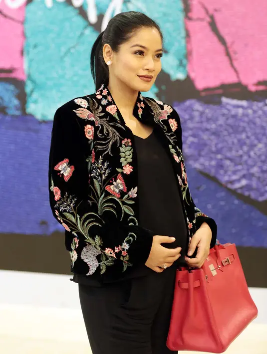 Bahkan, sebelum akhirnya Juna mau, terlebih dulu kedua orang tuanya merayu. Artis yang namanya melejit berkat film Catatan Akhir Sekolah itu menjanjikan memberikan hadiah. (Deki Prayoga/Bintang.com)