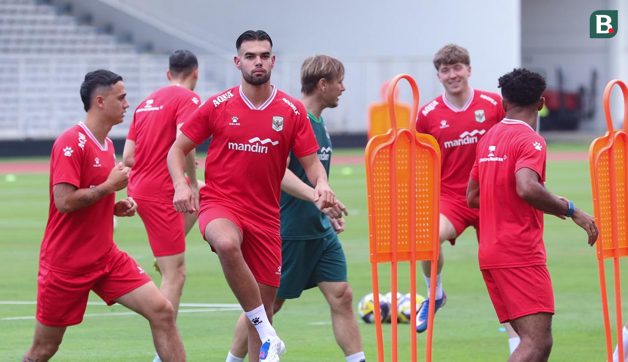 Pemain Timnas Indonesia, Jens Raven, mengikuti sesi latihan untuk FIFA Series 2026 Stadion Madya, Komplek Gelora Bung Karno, Jakarta, Minggu (29/3/2026). (Bola.com/M Iqbal Ichsan)