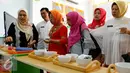 Founder Kids Republic, Zita Anjani (kiri) memperkenalkan alat peraga metode Montessori kepada Kasi Pendidikan Kota Adm Jakarta Timur, Kamis (26/11). Montessori sendiri digunakan dalam program edukasi Kids Republic. (Liputan6.com/Yoppy Renato)