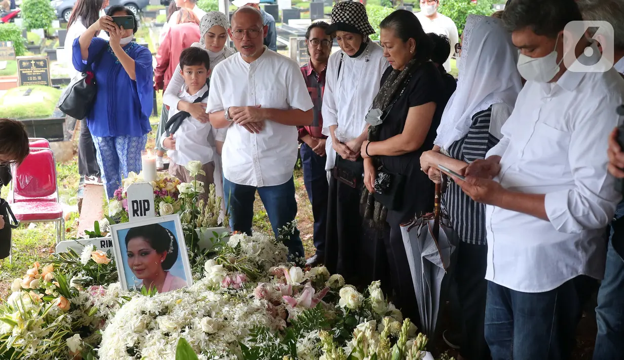 Anggota keluarga dan kerabat saat proesi pemakaman aktris senior Rima Melati di TPU Tanah Kusir, Jakarta Selatan, Sabtu (25/6/2022). Setelah prosesi pemakaman, keluarga dan kerabat meletakkan berbagai karangan bunga sebagai ucapan belasungkawa terakhir kepada Rima Melati. (Liputan6.com/Angga Yuniar)