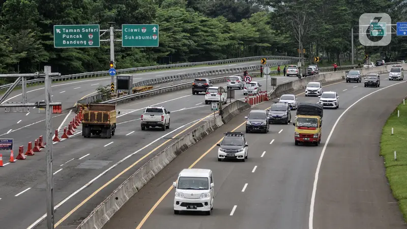 FOTO: Puncak Arus Balik Via Tol Tembus 137 Ribu Kendaraan