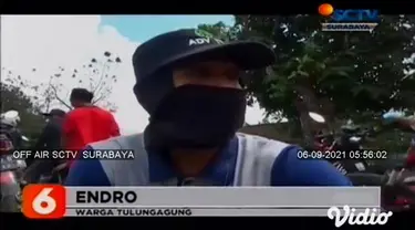 Ratusan warga berbondong-bondong mendatangi bendungan Sungai Boyolangu saat proses pengurasan bendungan. Warga datang dengan membawa berbagai alat tangkap ikan tradisional dan menyisir sungai untuk berburu ikan yang terbawa arus.