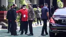 Presiden Joko Widodo atau Jokowi (tengah) saat tiba untuk menghadiri rapat kerja nasional (Rakernas) II PDIP di Jakarta, Selasa (21/6/2022). Rakernas PDIP kali ini mengusung tema 'Desa Kuat, Indonesia Maju dan Berdaulat'. (Liputan6.com/Faizal Fanani)