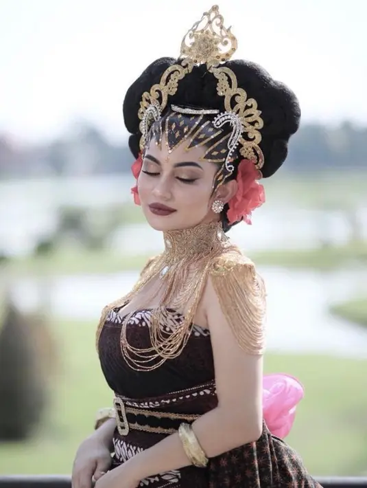 Foto ini diambil ketika Ariel Tatum tampil di pementasan teater pertamanya yang berjudul Langit 7 Bidadari. (Foto: Instagram/@arieltatum)