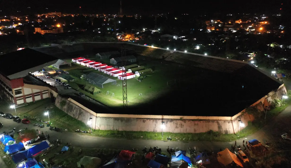 Foto udara menunjukkan tenda-tenda di tempat penampungan darurat di Mamuju (19/1/2021). Tempat pengungsian ini dibangun untuk orang-orang yang terdampak gempa berkekuatan 6,2 yang mengguncang pulau Sulawesi pada 15 Januari 2021. (AFP/Adek Berry)
