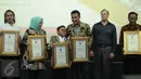 Jefri Setiawan (ketiga kiri) usai menerima penghargaan dari Official World Record di Auditorium Kemenpora, Jakarta, Kamis (14/11). Jefri mencatat rekor dunia memainkan 60 lagu menggunakan keyboard dengan mata tertutup. (Liputan6.com/Helmi Fithriansyah)