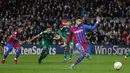 Gol pertama Barcelona tercipta ketika pertandingan baru berjalan 14 menit lewat sepakan penalti Ferran Torres. (AP Photo/Juan Monfort)