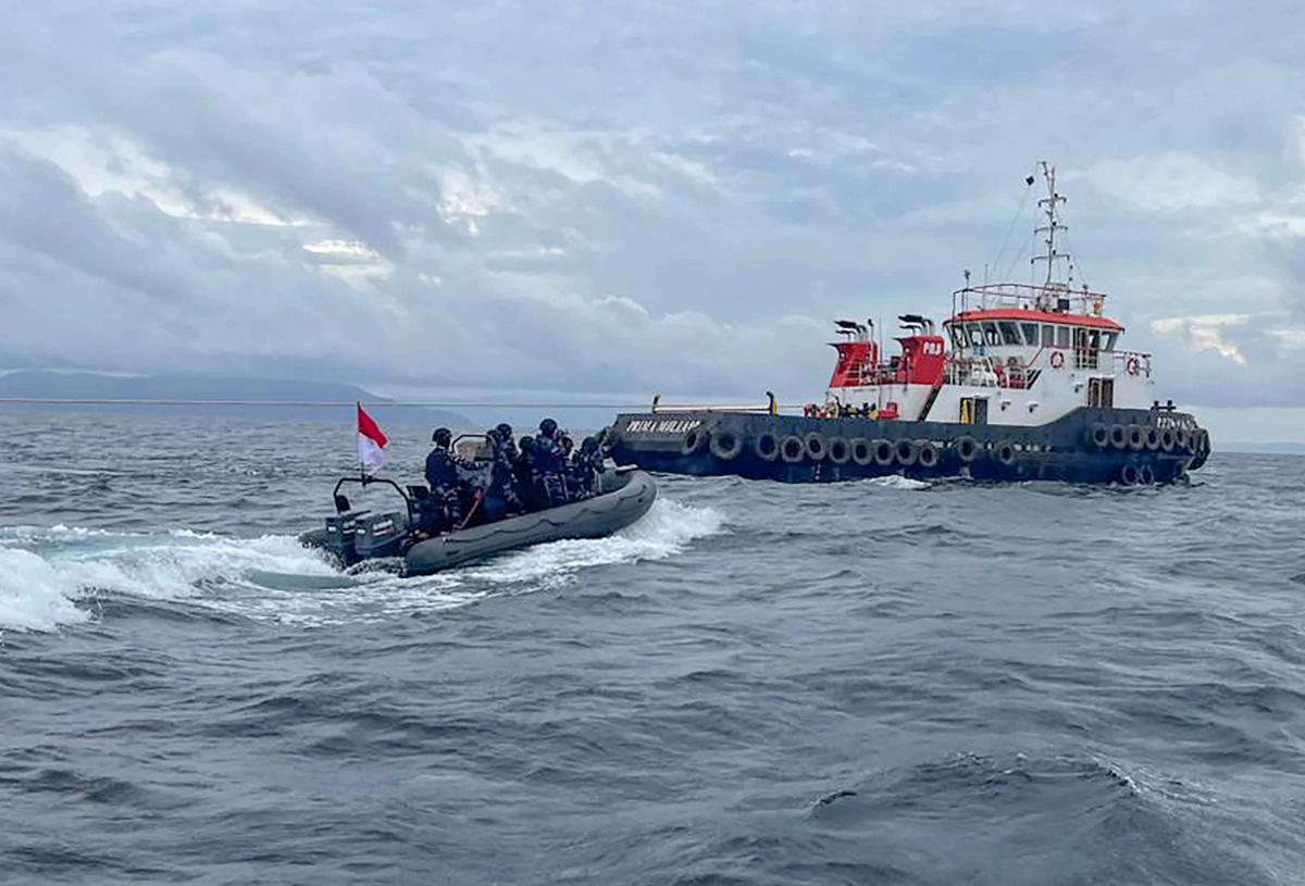 Prajurit TNI AL saat mengamankan dua kapal pengangkut nikel yang terindikasi melakukan sejumlah pelanggaran di Perairan Mandiodo, Konawe Utara, Sulawesi Tenggara, Selasa (25/11/2025 ).