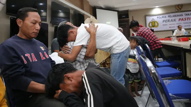 ABH cium tangan orangtua usai dibebaskan di Polresta Pelabuhan Tanjung Perak. (Dian Kurniawan/Liputan6.com)