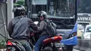 Meski kerap ada razia pegendara sepeda motor yang masuk ke jalur Transjakarta di kawasan tersebut, masih banyak pengendara sepeda motor yang nekat menerobos jalur khusus Transjakarta. (Liputan6.com/Angga Yuniar)