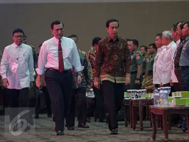 Presiden Jokowi didampingi Menko Polhukam Luhut Binsar Panjaitan saat menghadiri Rapat koordinasi nasional (rakornas) Pemantapan Pelaksanaan Pilkada Serentak 2015 di Ancol, Jakarta, Kamis (12/11). (Liputan6.com/Faizal Fanani)