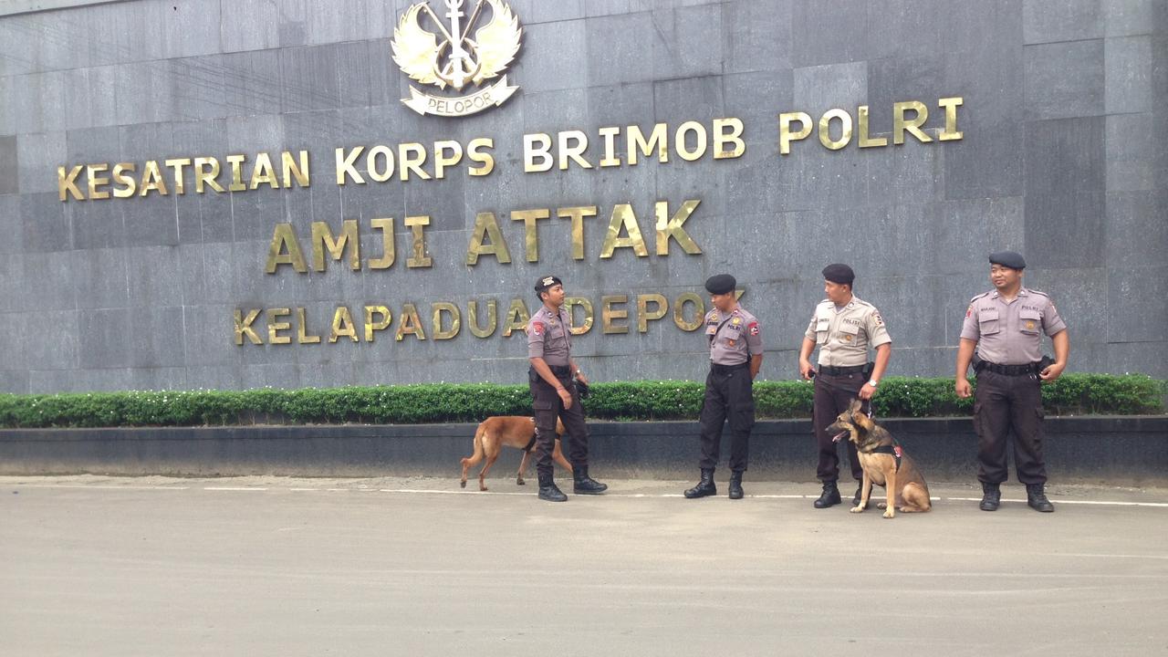 Dua Ekor Anjing K-9 Disiagakan di Depan Mako Brimob